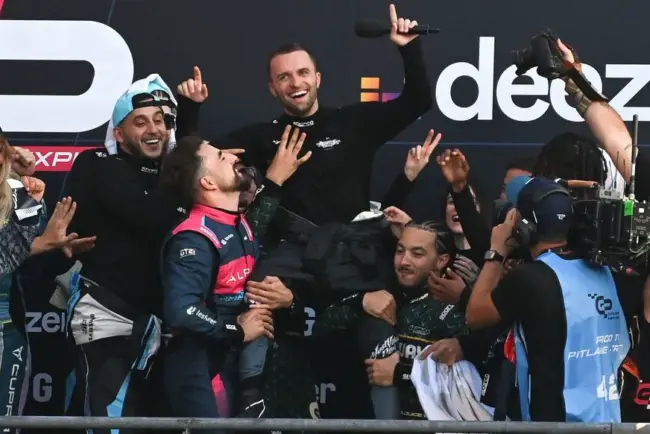 Les fans en liesse pour l'événement GP Explorer avec Squeezie