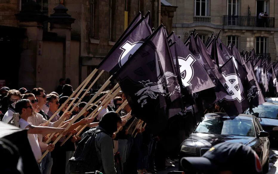 Manifestation d'ultradroite à Paris : croix celtiques et symboles nazis