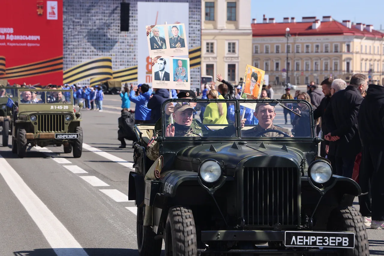 Saint-Pétersbourg célèbre le Jour de la Victoire avec une procession de voitures de collection