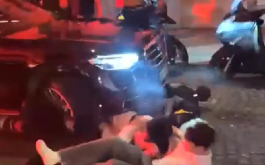 Un conducteur en état d'ébriété fonce sur une foule sur les Champs-Élysées, trois blessés