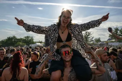 Un festival alternatif attire les fêtards dans un terrain agricole du Lot
