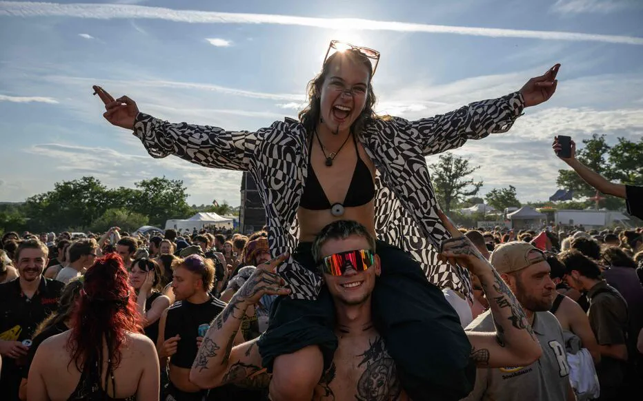 Un festival alternatif attire les fêtards dans un terrain agricole du Lot