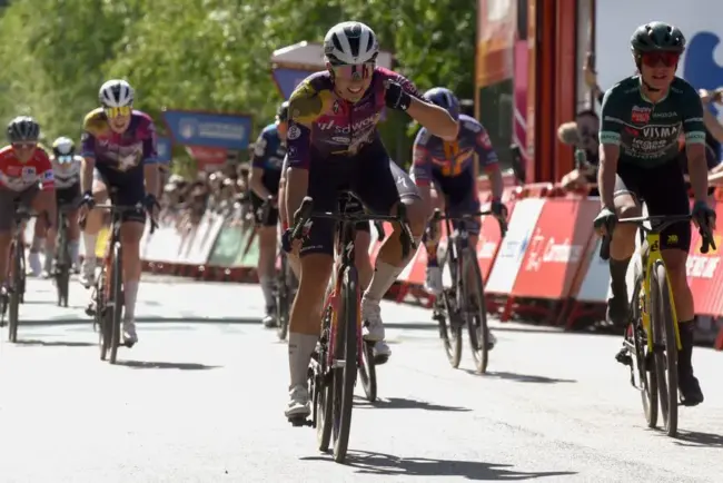 Une Vuelta féminine mouvementée : un incident inhabituel lors de la troisième étape