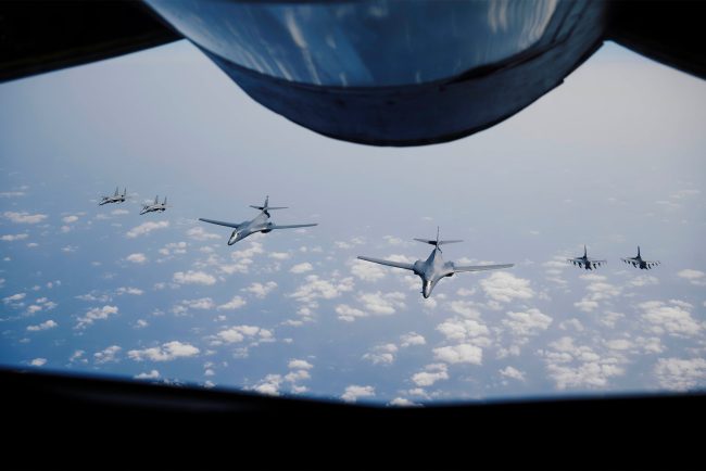 Des bombardiers B-2A Spirit effectuent un entraînement intensif au-dessus de l'océan Indien