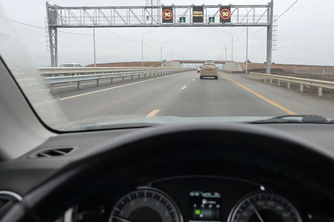 Des débris de drone tombent sur une route en Russie, endommageant plusieurs véhicules