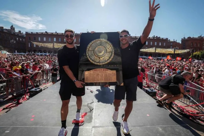 Des milliers de supporters du Stade Toulousain acclament leurs héros sur la place du Capitole, malgré la chaleur.