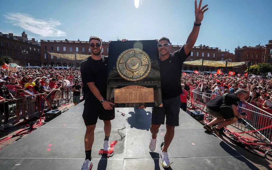 Des milliers de supporters du Stade Toulousain acclament leurs héros sur la place du Capitole, malgré la chaleur.