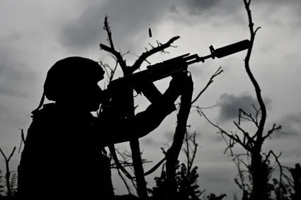 Des soldats russes se sortent des décombres lors de combats intenses en Ukraine