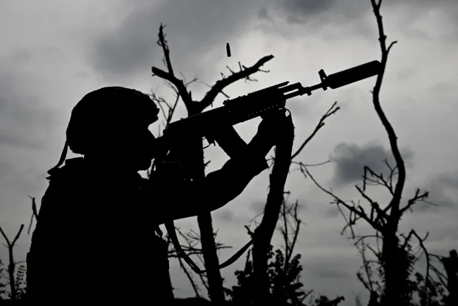 Des soldats russes se sortent des décombres lors de combats intenses en Ukraine