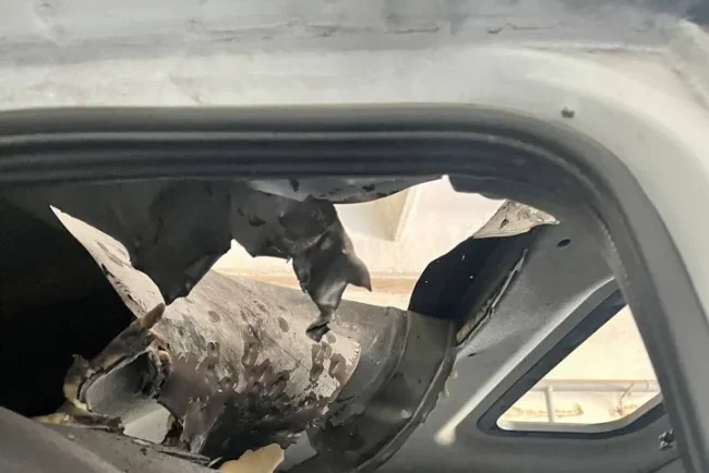 Drone ukraino kamikaze attaque une voiture de service municipal en Russie, blessant un homme