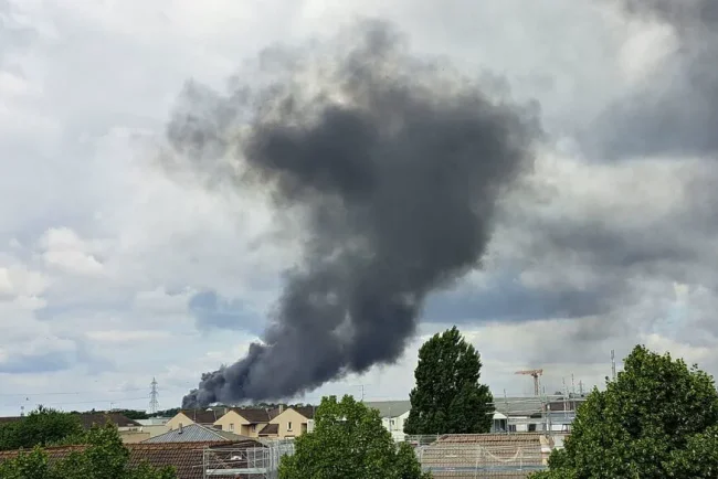 Incendie à la décharge sauvage de Ris-Orangis : une enquête est en cours