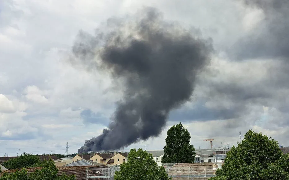 Incendie à la décharge sauvage de Ris-Orangis : une enquête est en cours