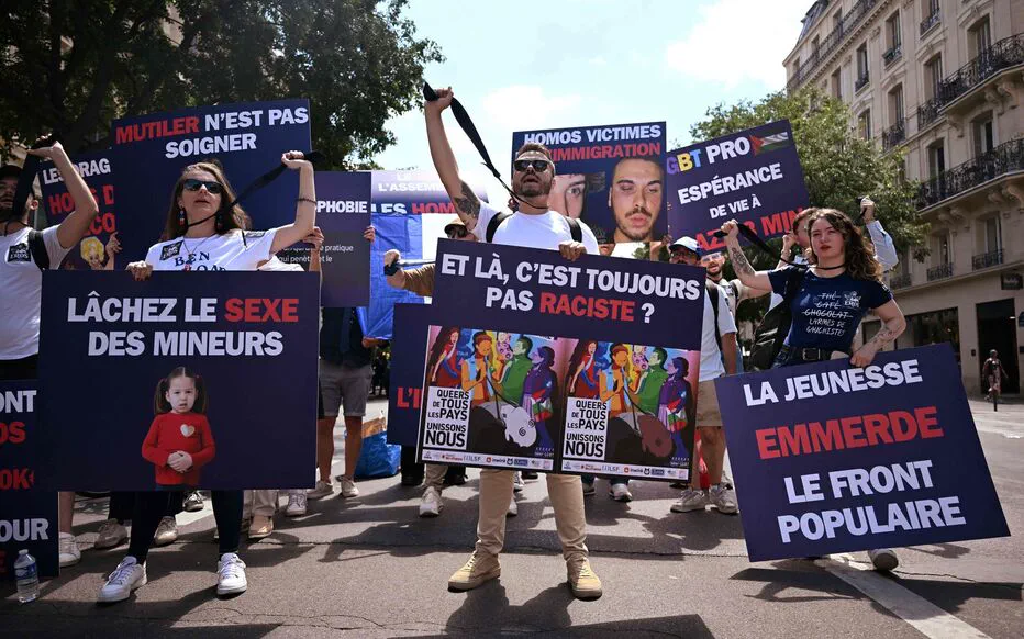 La cravate bleue : un symbole de la lutte pour les droits LGBTQ+