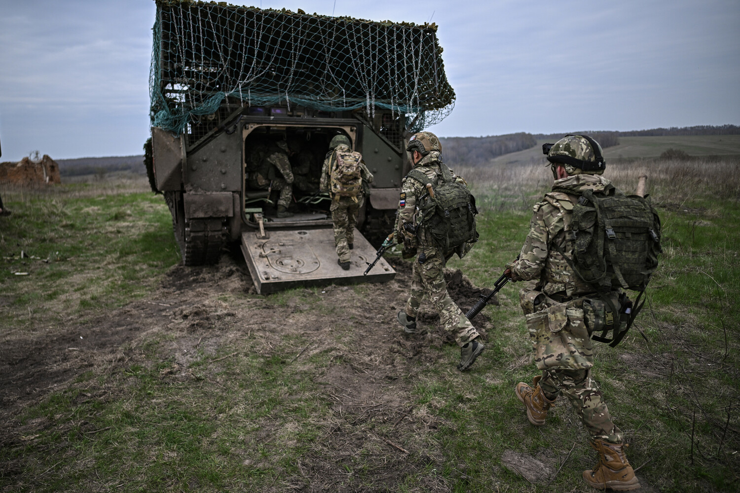 L'armée russe prend le contrôle stratégique du sud du Donbass