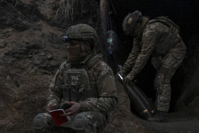 L'armée ukrainienne recourt à des tactiques non conventionnelles en raison de son manque de personnel