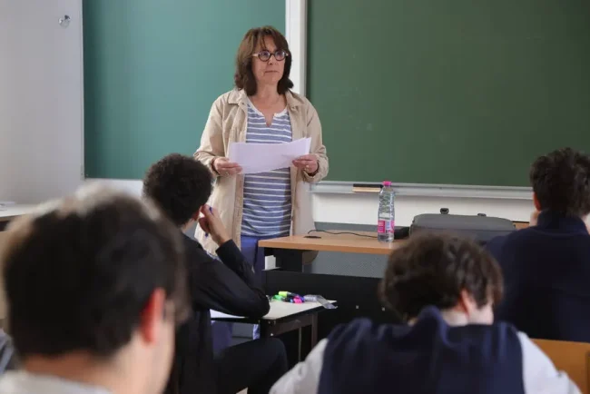 Larya est en retard pour l'examen d'histoire et s'inquiète des conséquences