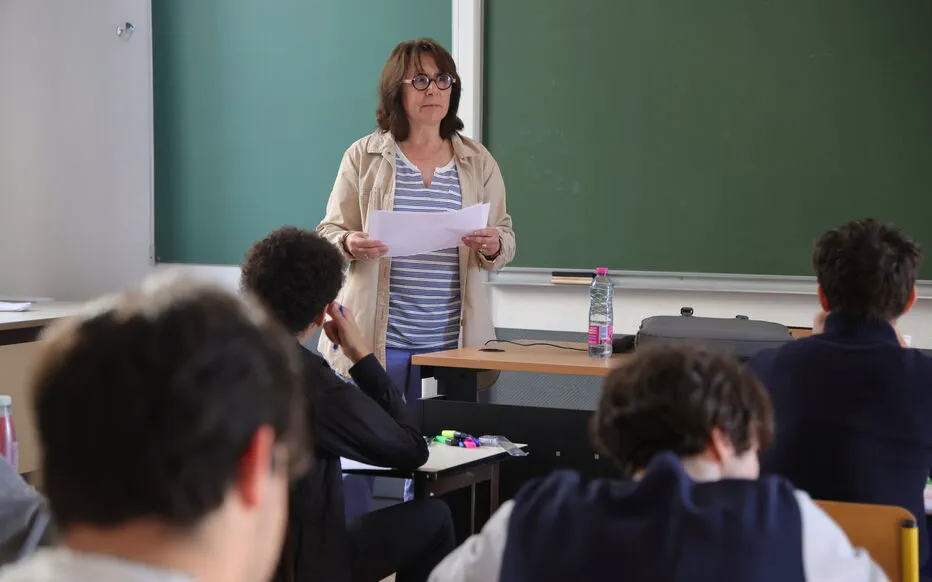 Larya est en retard pour l'examen d'histoire et s'inquiète des conséquences