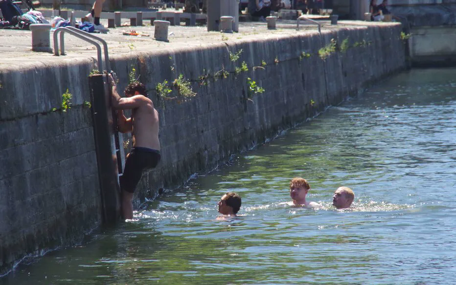 Les Britanniques bravent l'interdiction et se baignent dans la Seine