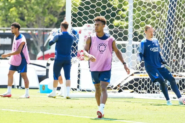 Les gardiens du PSG se rafraîchissent sous la tente au soleil de Géorgie