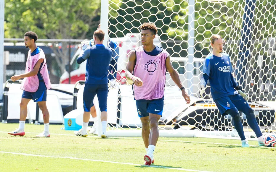 Les gardiens du PSG se rafraîchissent sous la tente au soleil de Géorgie
