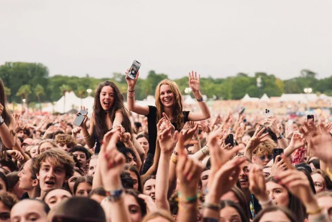 Les jeunes fans de musique se rassemblent pour Solidays