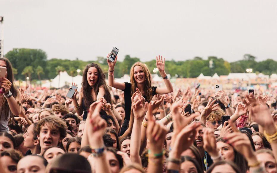 Les jeunes fans de musique se rassemblent pour Solidays