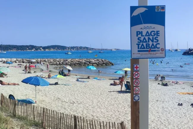 Les plages françaises se débarrassent du cendrier de plage pour préserver leur tradition