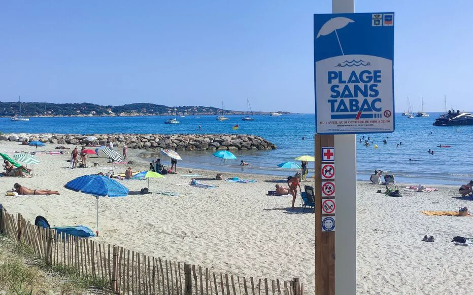 Les plages françaises se débarrassent du cendrier de plage pour préserver leur tradition