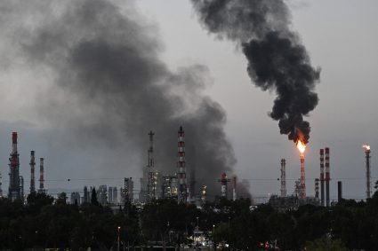 L’Iran utilise un missile balistique à deux étapes contre Israël en représailles.