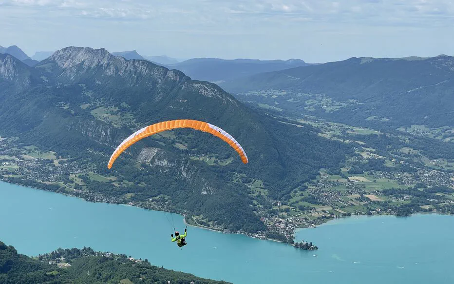 Parapentiste brûlé vivant après un accident de parachute près du lac d'Annecy