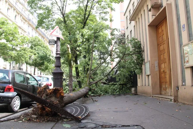 Paris sous le déluge : une tempête violente révèle les dégâts