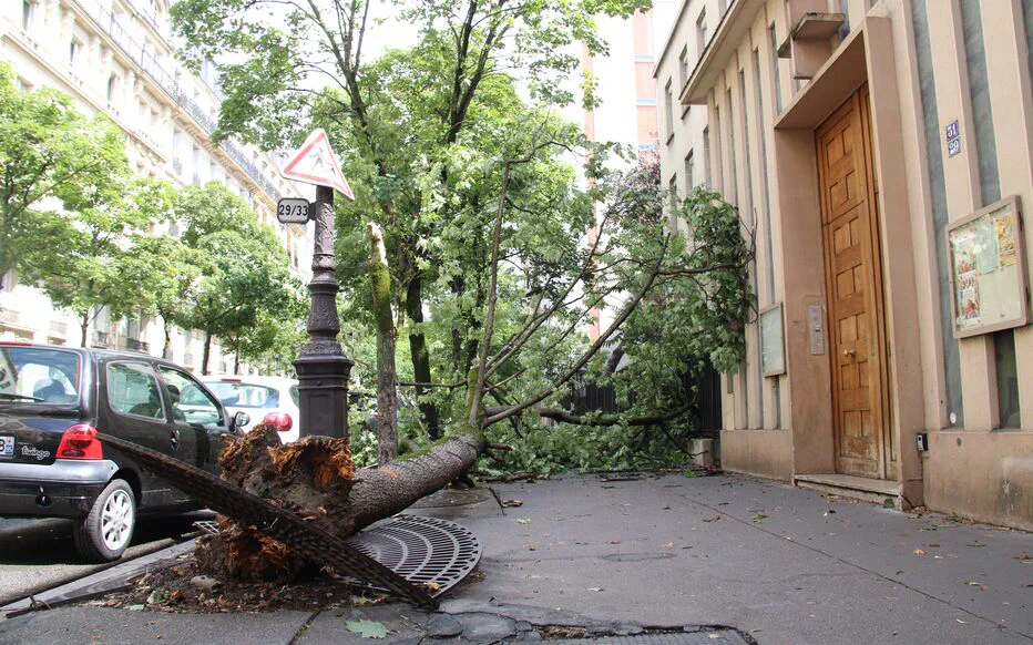 Paris sous le déluge : une tempête violente révèle les dégâts