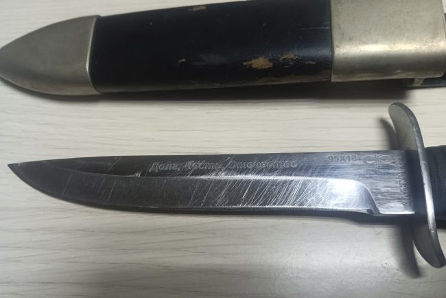 Un soldat ukrainien et sa lame de trophée : l'histoire cachée de la ZOMO