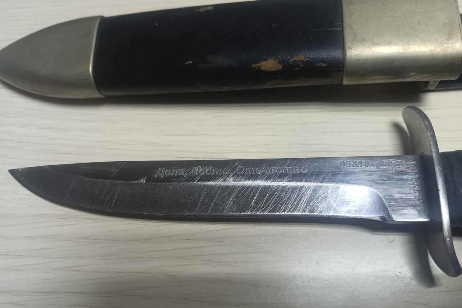 Un soldat ukrainien et sa lame de trophée : l'histoire cachée de la ZOMO