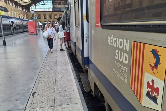 Un voyage en train sous le signe de l'attente et de l'incertitude