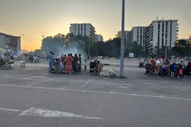 Une fête inattendue au milieu du parking