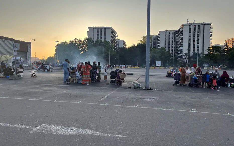 Une fête inattendue au milieu du parking