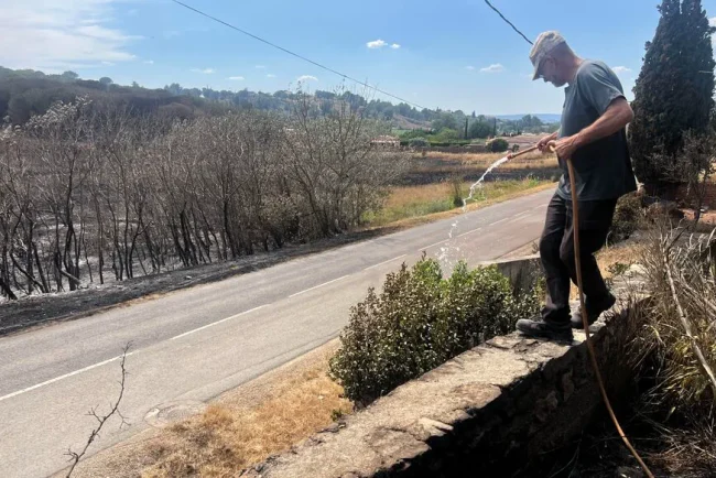 24 heures après l'incident choquant : tension et soutien aérien pour maîtriser l'incendie