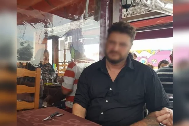 Armes à feu : un homme brandit son arsenal et appelle au arrêt.