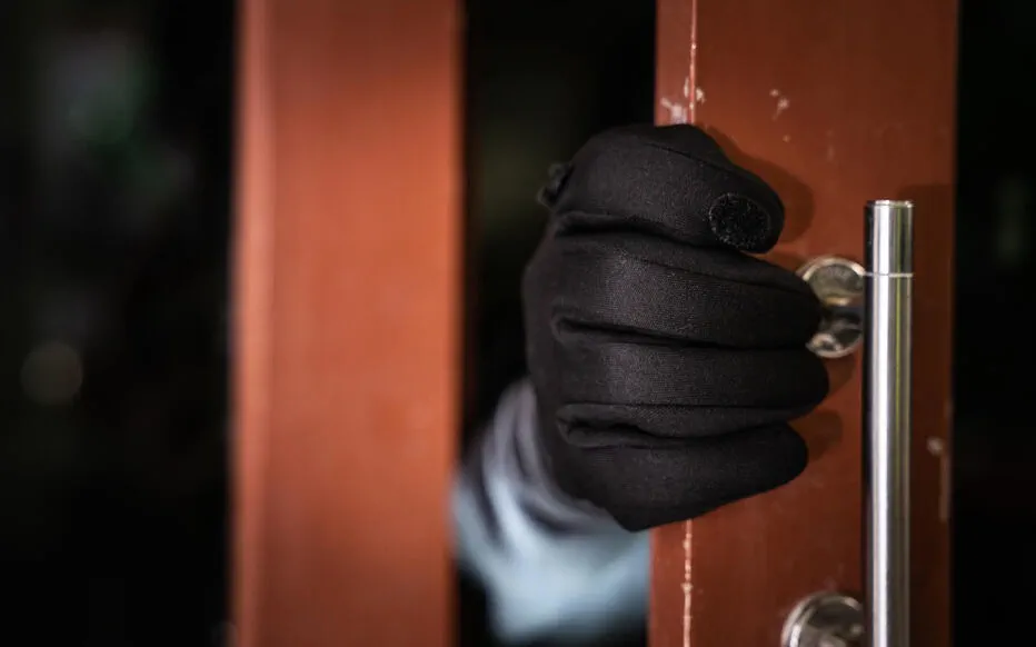 Attaque brutale sur des touristes dans un appartement Airbnb à Paris