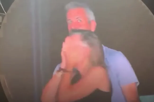 Baisers passionnés : Andy Byron, PDG d'Astronomer, se fait remarquer lors de la « kiss cam » lors d'un concert de Coldplay.