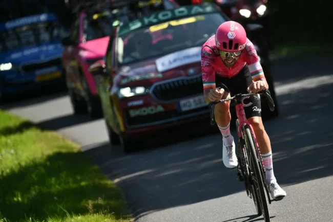 Ben Healy écrase les concurrents et s'impose dans une échappée audacieuse