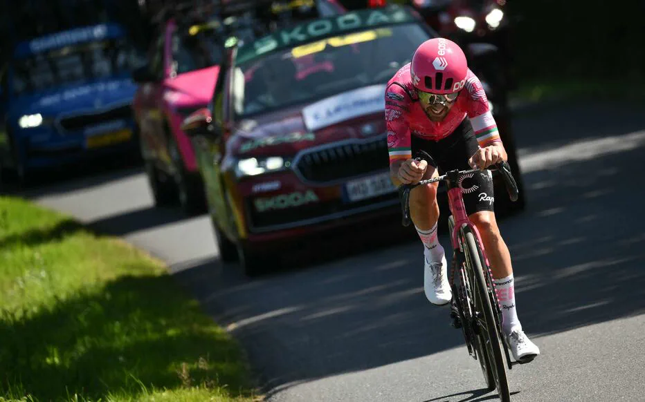 Ben Healy écrase les concurrents et s'impose dans une échappée audacieuse