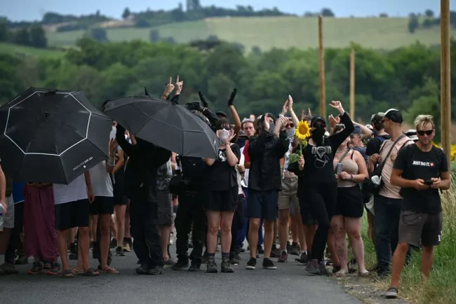 Célébration de la suspension de l'autoroute A69 : une centaine d'opposants se réunissent pour manifester leur joie