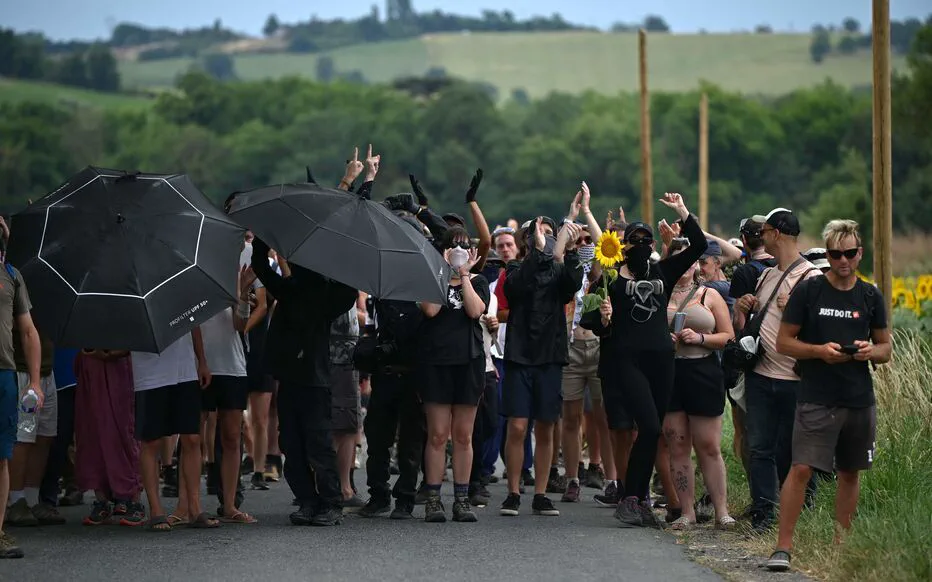 Célébration de la suspension de l'autoroute A69 : une centaine d'opposants se réunissent pour manifester leur joie