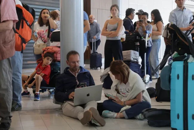 Colère et frustration au départ des vacances : les conséquences de la grève des contrôleurs aériens