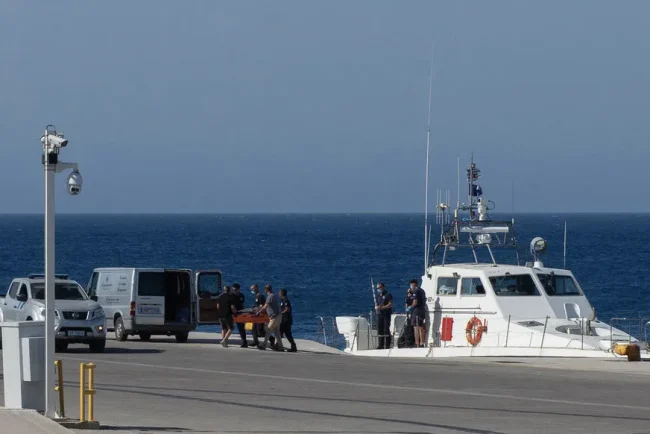 Découverte macabre sur une plage grecque : une fillette retrouvée morte