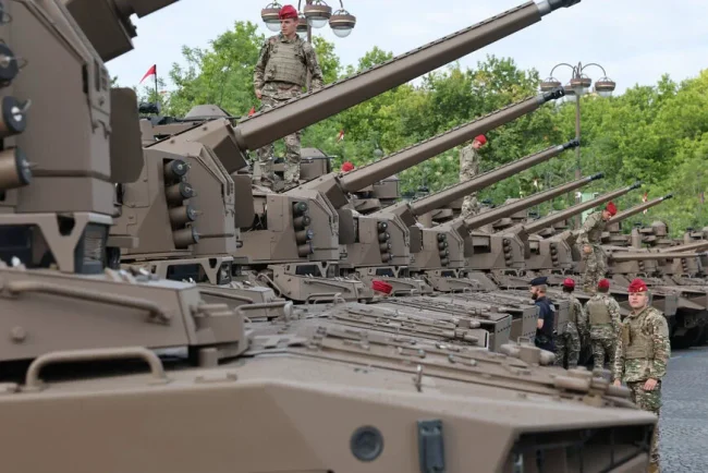 Emmanuel Macron met en garde contre la menace russe tout en soulignant les problèmes financiers des capacités de défense françaises.