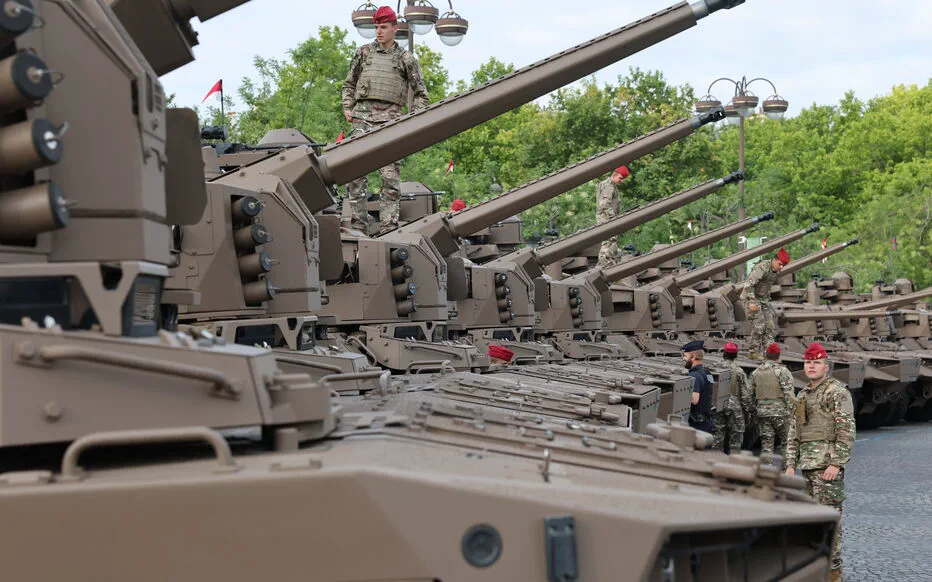 Emmanuel Macron met en garde contre la menace russe tout en soulignant les problèmes financiers des capacités de défense françaises.