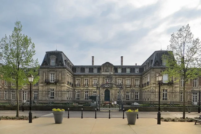 Enquête sur des violences intrafamiliales : l'ancien préfet Thierry Queffélec sous la loupe